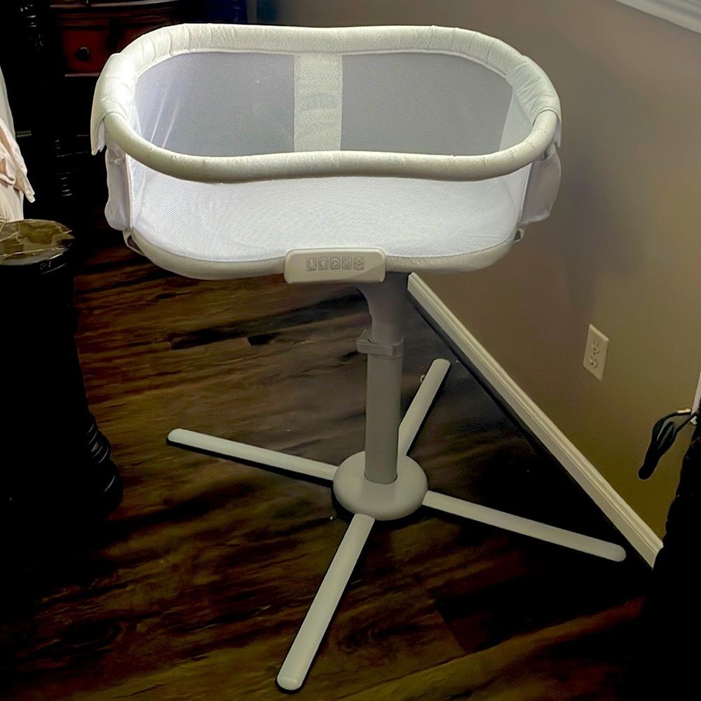 Halo bassinet. My baby has NEVER slept in this.
